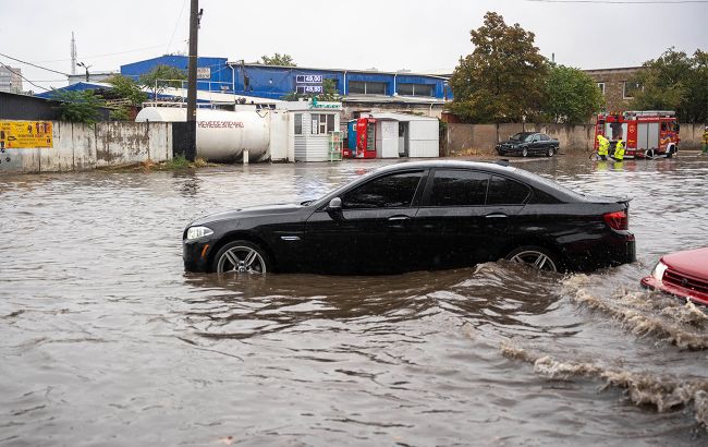 Дощ в Одесі: частково підтоплено вулиці, як курсує електротранспорт