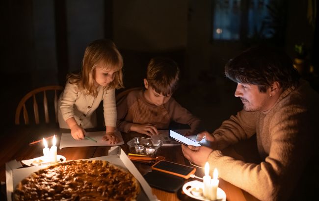 Десятки взрывов и обесточивание: РФ обстреляла "Шахедами" Кременчуг