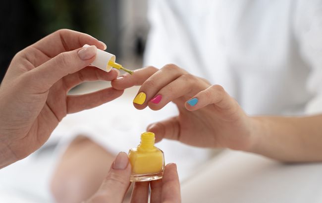 Як вивести лак для нігтів з одягу: допоможуть засоби, які є у кожній домівці