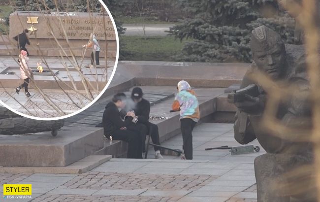 В Николаеве подростки гоняли на самокатах на&nbsp;плитах Вечного огня: прохожие не реагировали