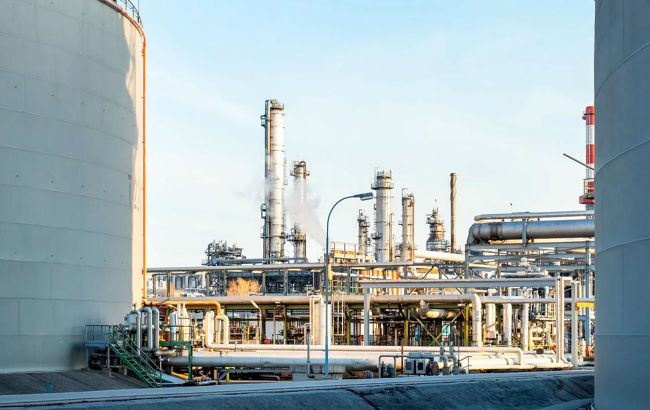 Новошахтинський НПЗ в Росії горить після вибухів (фото та відео)