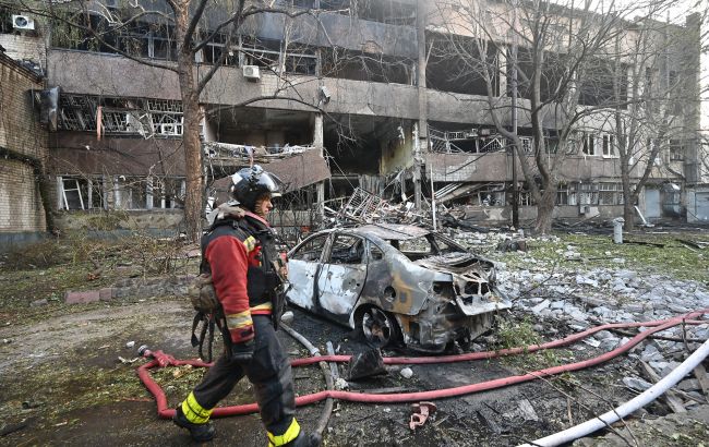 Гімн під уламками: поліція показала порятунок людей з-під завалів у Харкові (відео)