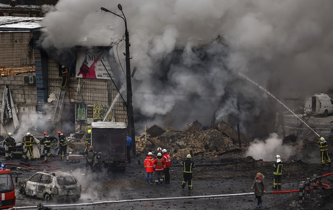 Массированный обстрел Киева 23 ноября: патрульные показали видео первых минут после удара