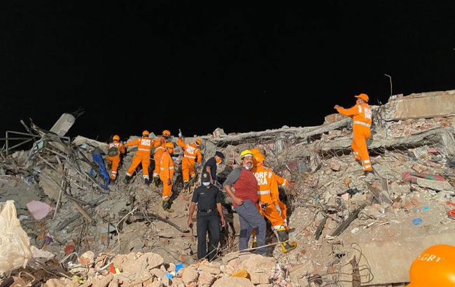 В Индии обвалился пятиэтажный дом, под завалами - десятки людей