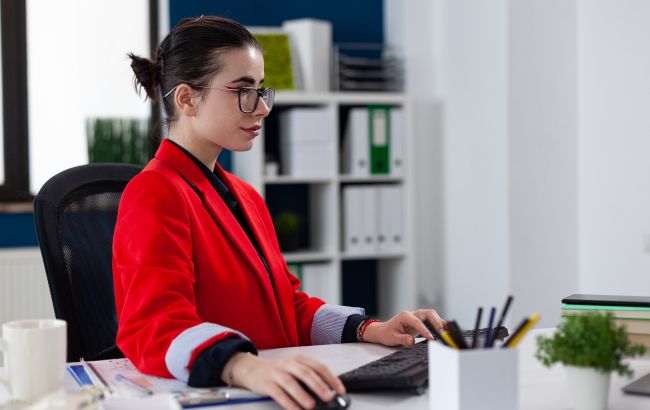 Українців попередили не "вестися" на аферистів: пропонують підробити вдома