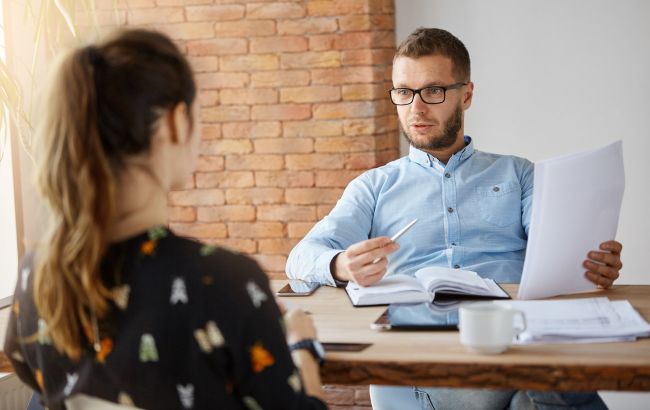 Треш-вакансія для українок насмішила мережу: питають про колір волосся та "близькість" з босом