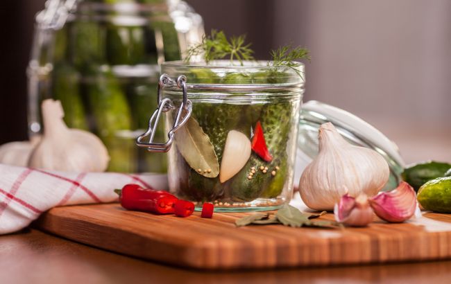 Консервация огурцов на зиму: как делать закрутки, чтобы банки не "стреляли"