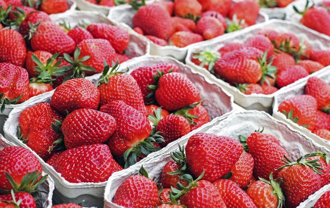 Рання полуниця може сильно нашкодити: кому її не можна їсти категорично