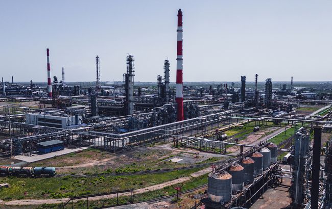 Пролетіли 1400 км: далекобійні дрони СБУ вразили один із провідних НПЗ РФ, - джерела