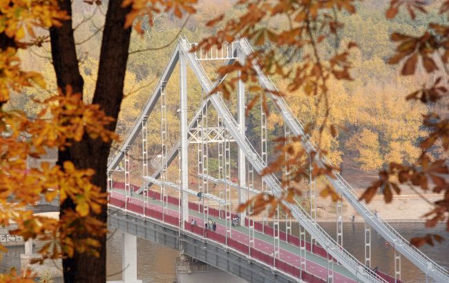 В Киеве густой туман вызвал аварии на дорогах (видео)