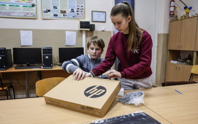 Украинским школьникам раздадут ноутбуки для учебы: кто и как может получить