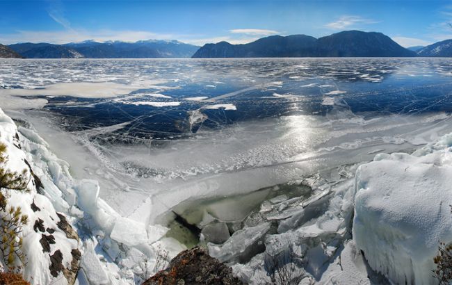 В российском Алтае в озеро упал вертолет с чиновниками на борту