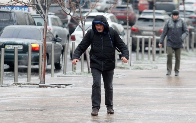 Україну накриє мокрий сніг і дощ: де буде найгірша погода сьогодні