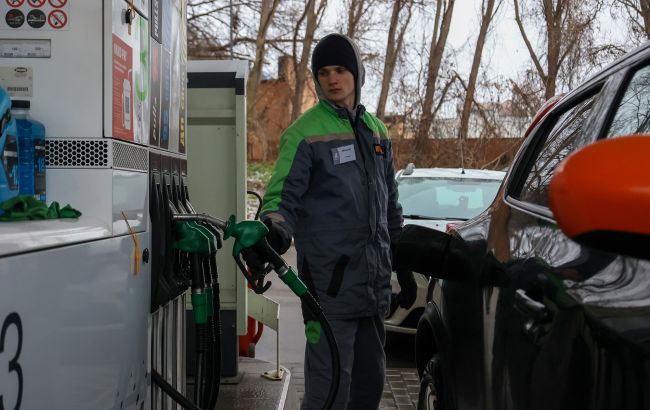 Бензин по 100 гривень? Як новий стрибок цін на нафту у світі змінить цінники на АЗС в Україні