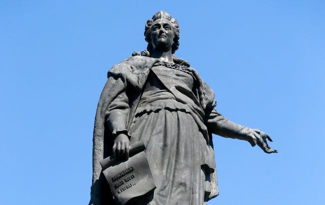 Екатерину II приравняли к Путину. Памятник в Одессе расписали краской (фото)