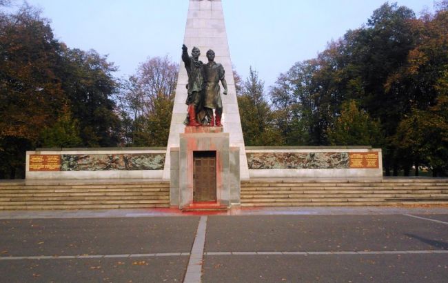 В Чехии дважды за сутки облили краской памятники советским воинам