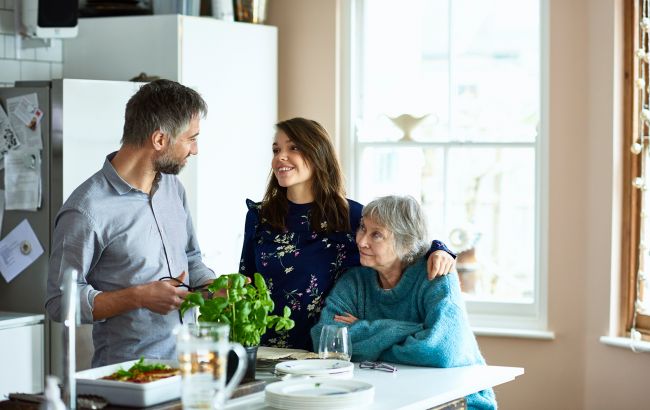 Він, вона і мама. Як не збожеволіти, якщо довелося перевезти до себе тещу або свекруху