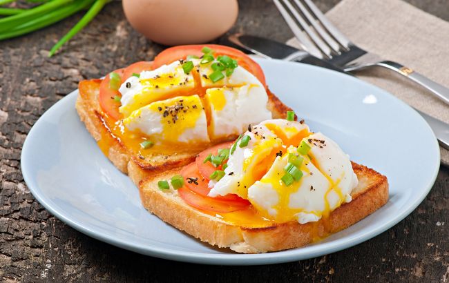 Без каструлі та пательні! Названий найпростіший спосіб приготувати яйця-пашот (відео)
