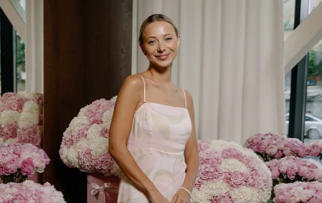 Укороченный жакет - главный тренд лета 2025: как его носит жена Виктора Павлика