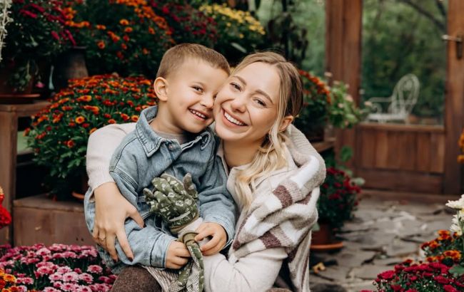 Дружина Віктора Павліка зачарувала стильними осінніми образами з 4-річним сином