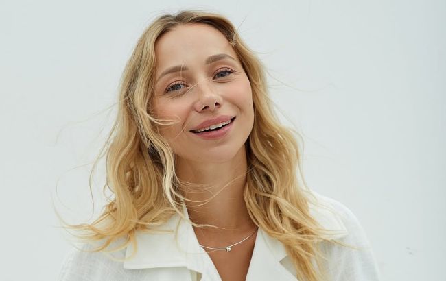 Мініспідниця і топ: дружина Віктора Павліка показала образ на 8 березня, який зможе повторити кожна