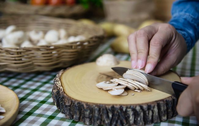 Чистить грибы от шкурки или нет? Главное правило грибника, которое сохранит вкус блюда
