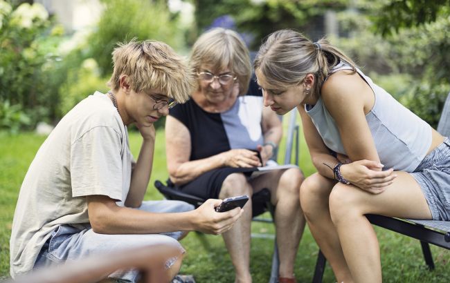 Поколение "со смартфоном": как меняют мир зумеры и чем отличаются от миллениалов