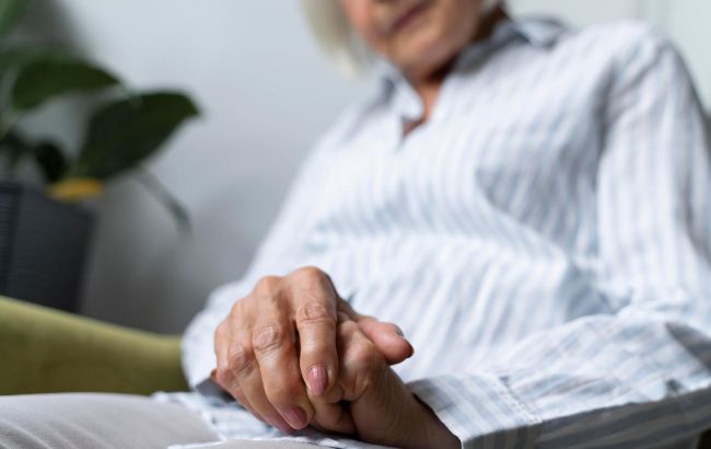 Хвора бабуся на смертному одрі дала важливий урок своїй онуці: про що вона попросила