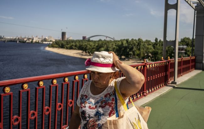 На півдні короткочасні дощі, а решта територій - без опадів: яка погода буде сьогодні