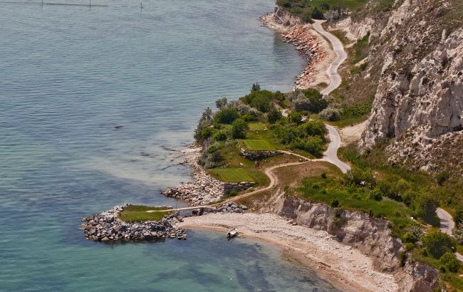 Популярная курортная страна ужесточила правила для украинских туристов