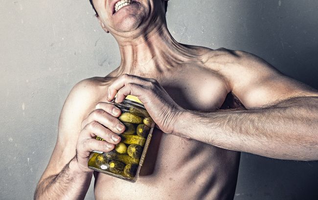 Эти лайфхаки помогут вам открывать банки, даже если у вас слабые руки