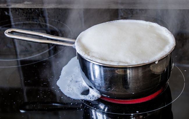 Как вскипятить молоко, чтобы оно не сбежало и не пригорело: простой лайфхак