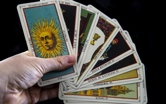 Таро-гороскоп на 9 июня: Девы встретят врага, а Рыбы насладятся жизнью