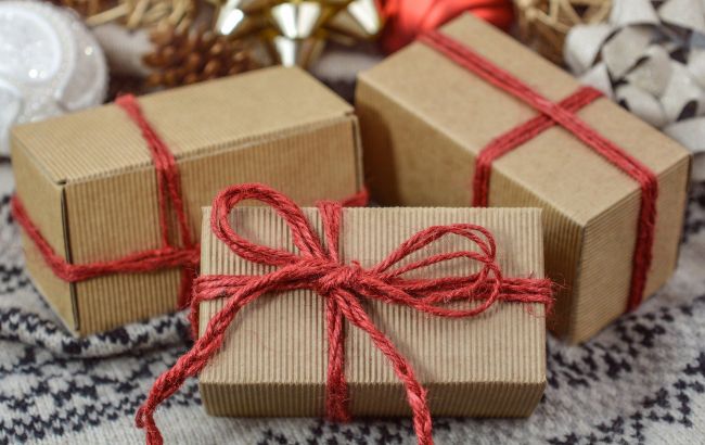 Как упаковать подарок, если не хватает бумаги: интересный лайфхак