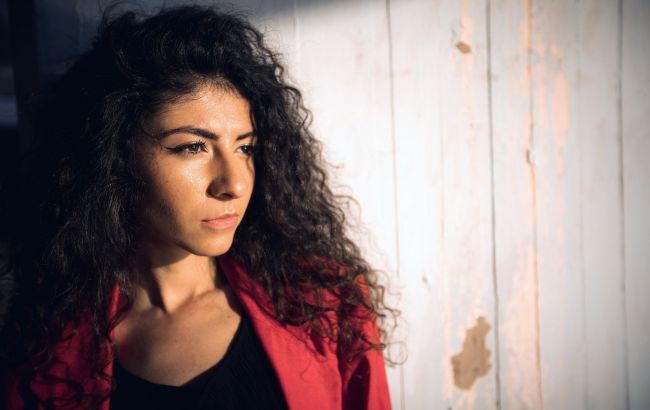 Коли варто побути одному і не вступати у стосунки: вчені назвали оптимальний вік