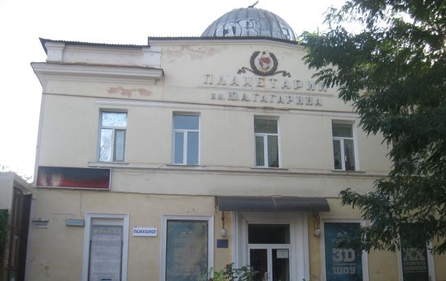 Россияне разграбили планетарий в Херсоне и снесли два памятника в области