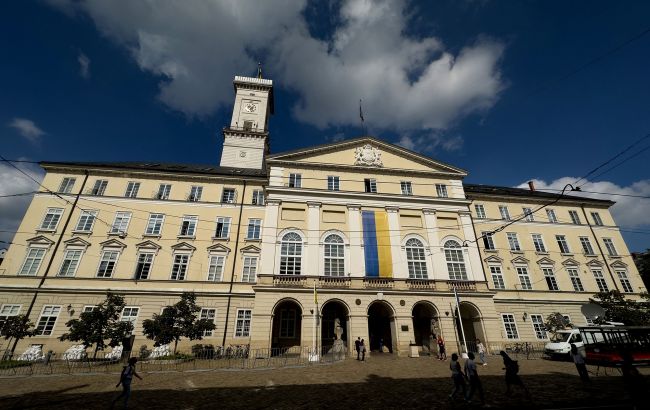 Вивісили над ратушею у Львові: коли та як вперше українці публічно побачили синьо-жовтий стяг