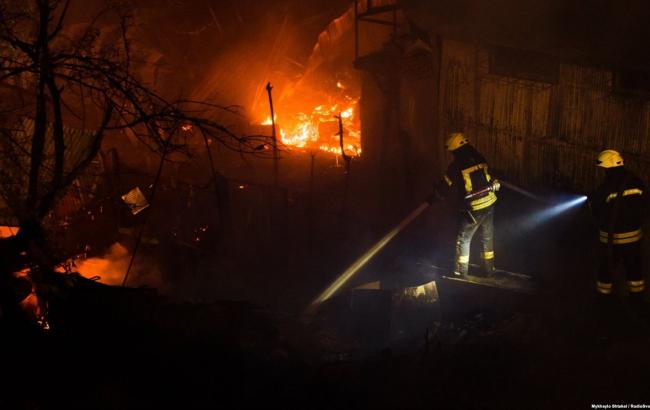 В Одессе на побережье сгорели 16 пляжных домиков