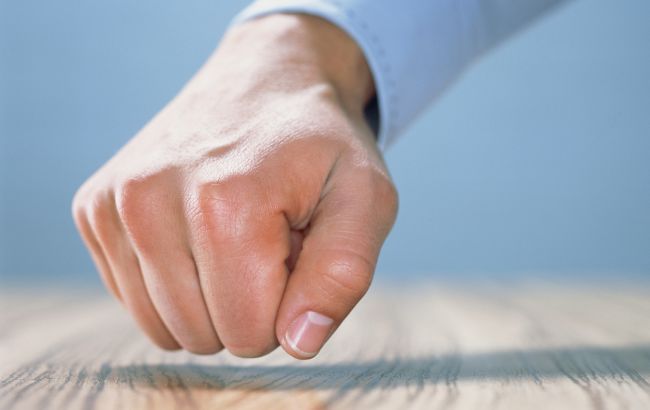 Чому люди стукають по дереву "на удачу"? Розкриття таємниці забобону