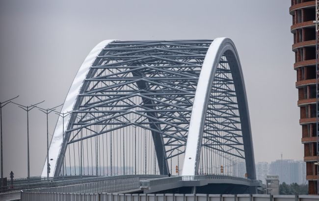 У Києві під час тривоги перекриватимуть рух одним з мостів: деталі