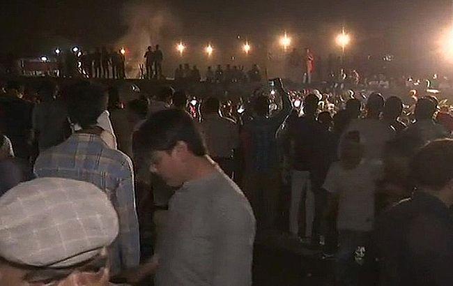 В Индии число жертв наезда поезда на толпу возросло до 61