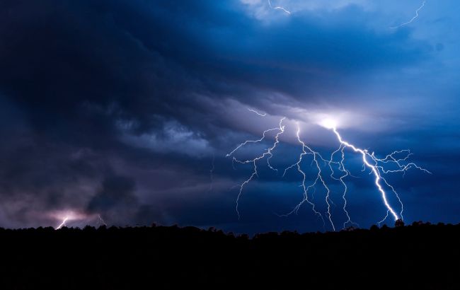 Всі про неї чули, але бачили одиниці. Як насправді виглядає кульова блискавка (відео)