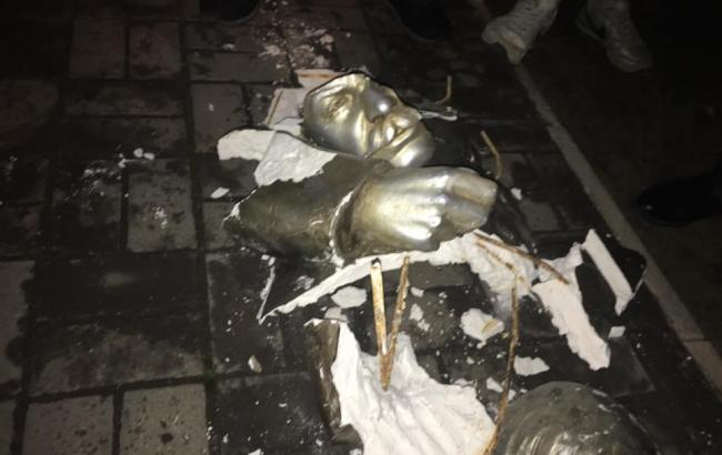 В Запорожье разбили бюст Сталина