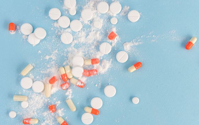 Чому не можна ділити таблетки та розтирати їх у порошок: лікар дав чітке пояснення