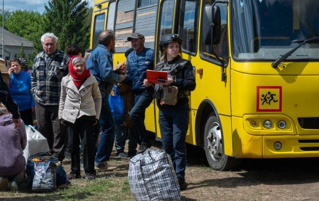 Росіяни вдарили по рейсовому автобусу в Сумській області, є постраждалі