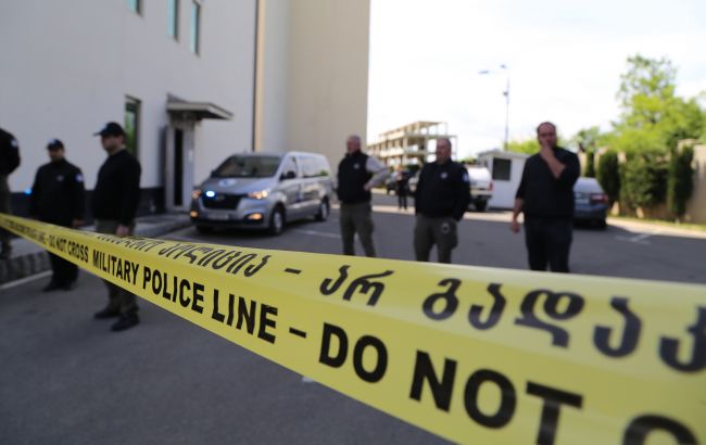 Прапор Росії та гелікоптер. Захоплювач банку в Грузії висунув нові вимоги