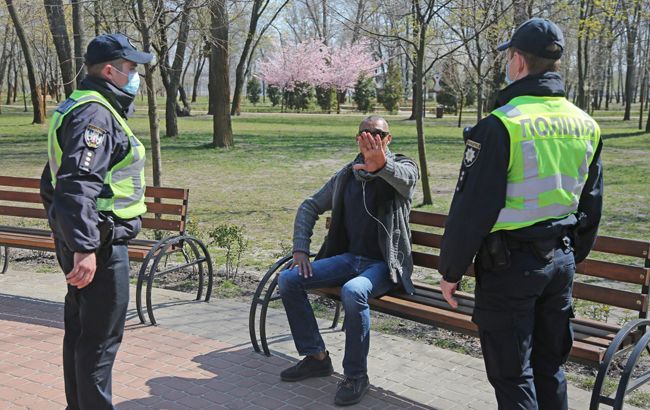 Украинцам запретили выходить на улицу: в каких областях будут штрафовать