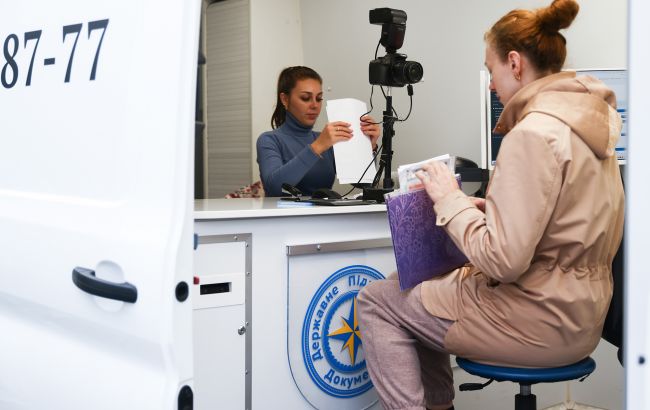 Мобільні офіси. Ще у двох країнах ЄС запрацював "Паспортний сервіс": адреси