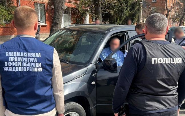 Вимагав хабар у військового: у Хмельницькому затримали заступника голови ВЛК