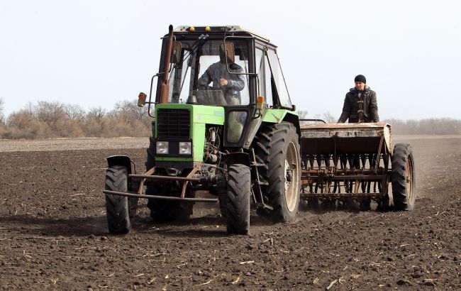 Правила для водителей изменили: кто теперь может ездить на агротехнике без спецправ и как долго